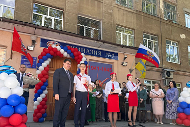 В школах прозвенели последние звонки